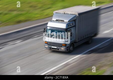Große leistungsstarke Stapler fährt auf der Autobahn Stockfoto