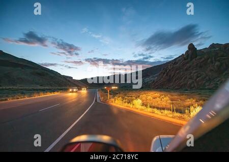 Amerikanische Landstraße bei Nacht nach Sonnenuntergang, USA. Stockfoto