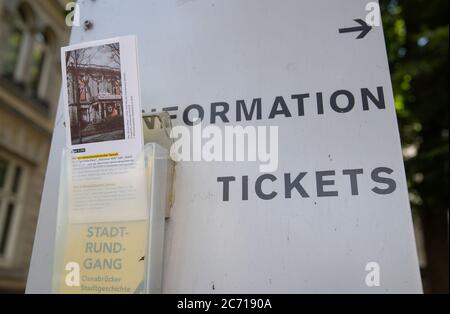 13. Juli 2020, Niedersachsen, Osnabrück: Ein Flyer "City Tour", der ein Foto der Villa Schlikker aus der NS-Zeit zeigt, ist in einer Kiste vor dem jetzigen Gebäude eingeklemmt. Die Stadt will dem Werk des Nazi-Funktionärs Hans Calmeyer in der Villa Schlikker, dem ehemaligen NSDAP-Hauptquartier, eine kritische Würdigung erweisen. Foto: Friso Gentsch/dpa Stockfoto