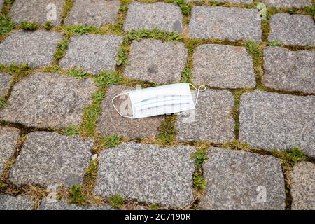 Pirna, Deutschland. Juli 2020. Auf dem Bürgersteig der historischen Altstadt der sächsischen Stadt Pirna wird eine Kopfsteinpflastermaske über Mund und Nase platziert. Quelle: Daniel Schäfer/dpa-Zentralbild/ZB/dpa/Alamy Live News Stockfoto