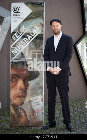 13. Juli 2020, Niedersachsen, Osnabrück: Nils-Arne Kässens, Direktor des Museumsquartiers Osnabrück, steht vor dem Felix-Nussbaum-Haus, das neben der Villa Schlikker liegt und das Kulturhistorische Museum der Stadt beherbergt. Die Stadt will die "Villa Schlikker", das ehemalige NSDAP-Hauptquartier, nutzen, um dem Werk des NS-Funktionärs Hans Calmeyer kritisch zu würdigen. Foto: Friso Gentsch/dpa Stockfoto