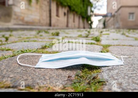 Pirna, Deutschland. Juli 2020. Auf dem Bürgersteig der historischen Altstadt der sächsischen Stadt Pirna wird eine Kopfsteinpflastermaske über Mund und Nase platziert. Quelle: Daniel Schäfer/dpa-Zentralbild/ZB/dpa/Alamy Live News Stockfoto