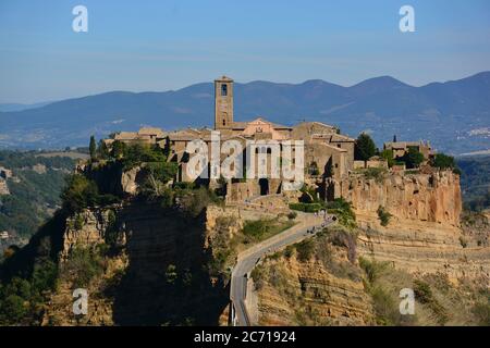 Blick auf die herrliche Stadt Civita di Bagnoregio und die umliegenden Calanchi in der wilden und rauen Provinz Viterbo. Stockfoto