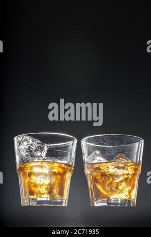 Glas Whisky auf schwarzem Hintergrund, Kopierraum