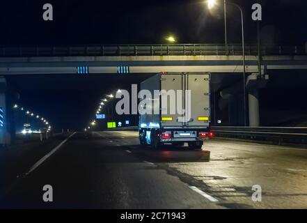 Das Fahrzeug bewegt sich auf land Autobahn bei Nacht Stockfoto