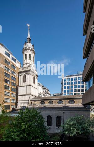 Leicht erhöhte Ansicht vom Süden des Turms von St. Magnus der Märtyrer mit Adelaide House von Burnett & Tait auf der linken Seite der Kirche. Das Monum Stockfoto