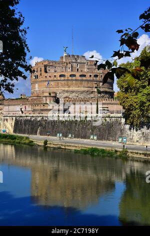 Ein Blick auf die majestätische Engelsburg, die als Grab des Kaisers Hadrian erbaut wurde und im Laufe der Jahrhunderte für verschiedene Funktionen genutzt wurde, ist heute ein Museum. Stockfoto