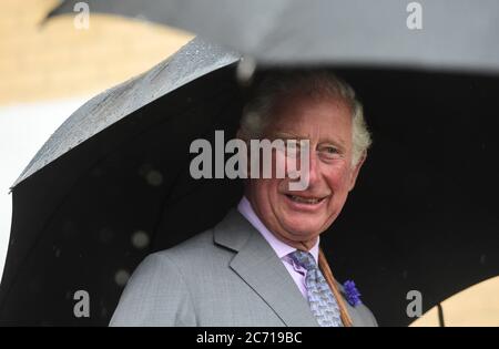 Der Prinz von Wales trifft sich mit Mitarbeitern, die während der Coronavirus-Krise an vorderster Front waren, während eines Besuchs im Prince Charles Hospital in Merthyr Tydfil. Stockfoto