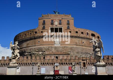 Ein Blick auf die majestätische Engelsburg, die als Grab des Kaisers Hadrian erbaut wurde und im Laufe der Jahrhunderte für verschiedene Funktionen genutzt wurde, ist heute ein Museum. Stockfoto