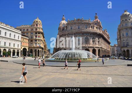 Die Piazza De Ferrari mit ihrem schönen Brunnen und ihren prächtigen Palästen ist der Hauptplatz Genuas. Stockfoto