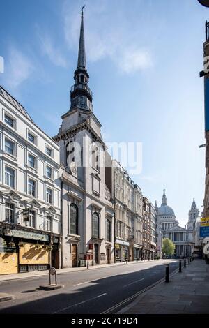 Blick von Südwesten, am Morgen auf Ludgate Hill mit Blick nach Osten mit St. Paul's im Hintergrund aufgenommen. Christopher Wren Kirchen - St. Martin lud Stockfoto