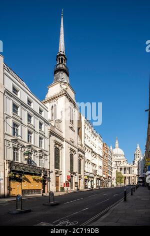 Blick von Südwesten, am Nachmittag auf Ludgate Hill mit Blick nach Osten mit St. Paul's im Hintergrund aufgenommen. Christopher Wren Kirchen - St. Martin L Stockfoto