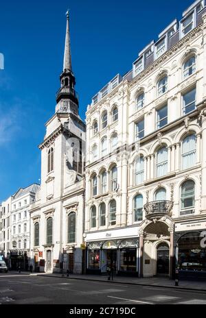 Blick von Südosten, am Morgen auf Ludgate Hill nach Westen mit viktorianischen Gebäuden auf beiden Seiten der Kirche aufgenommen. Christopher Wren Kirchen - Stockfoto