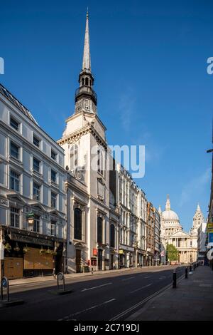 Blick von Südwesten, aufgenommen am späten Nachmittag auf Ludgate Hill mit Blick nach Osten mit St. Paul's im Hintergrund. Christopher Wren Kirchen - St. Martin Stockfoto