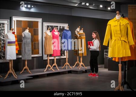 Front of House Koordinatorin Martha Greenbank wirft einen Blick auf die Entwürfe der britischen Modedesignerin Mary Quant, die in der neuen Ausstellung 'mid-Century Modern: Art & Design from Conran to Quant' in den Dovecot Studios in Edinburgh gezeigt werden, die am Mittwoch, den 15. Juli, wieder für die Öffentlichkeit zugänglich ist. Stockfoto