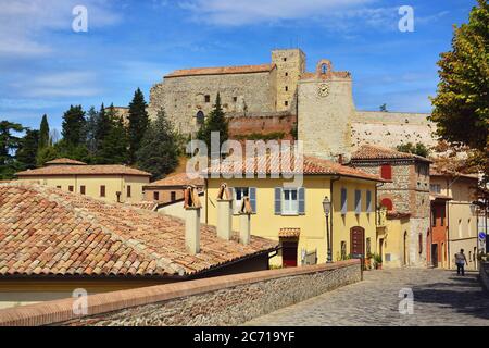 Verucchio, Rimini, Emilia-Romagna, Italien-Rocca Malatestiana. Ein Blick auf die Burg und das Dorf von der Via Guglielmo Marconi. Stockfoto