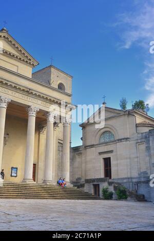 Repubblica di San Marino. Die Basilika von San Marino, auf der linken Seite, und die Kirche von San Pietro, wo das Bett aus Stein vom Heiligen gegraben gehalten wird. Stockfoto