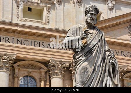 Vatikanstadt, Vatikanstaat, Rom, Latium, Italien. Detail der Statue San Pietro von Giuseppe De Fabris auf dem Petersplatz. Stockfoto