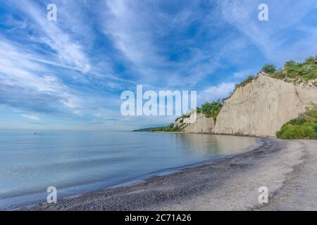 Die Felsen und Sandklippen, der Strand, die grünen Bäume und die Vegetation des Scarborough Bluffs Parks, der an einem sonnigen Tag den Lake Ontario in Toronto überblickt. Stockfoto