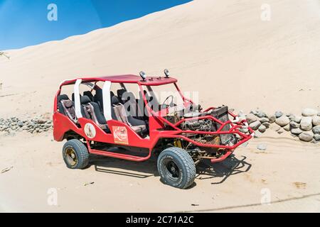 Huacachina, Peru - August 2017: Dünenbuggy am Fuße einer großen Sanddüne in Huacachina, Peru Stockfoto