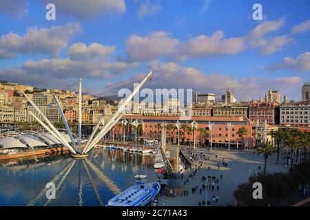 Das Porto Antico, mit seinen vielen kulturellen Attraktionen und Freizeit opportunitie und die Stadt Genua von oben gesehen. Stockfoto