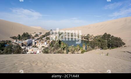 Huacachina, Peru - August 2017: Oase von Huacachina und der Wüste in der Region Ica, Peru. Stockfoto