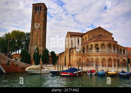 Blick auf die Basilika dei Santi Maria e Donato, berühmt für seine Mosaikböden, ist der wichtigste katholische Ort der Anbetung auf der Insel Murano, Venedig. Stockfoto