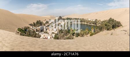 Huacachina, Peru - August 2017: Oase von Huacachina und der Wüste in der Region Ica, Peru. Stockfoto