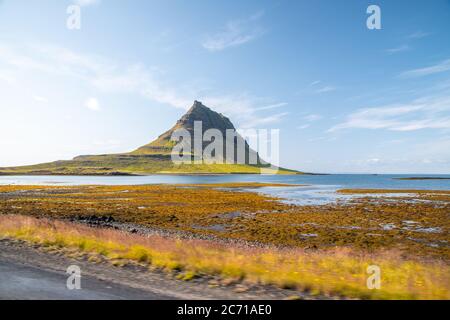 Der malerische Sonnenuntergang über Landschaften und Wasserfällen. Kirkjufell Mountain, Island. Stockfoto