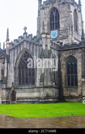 8. Juli 2020 Sheffield Cathedral in der Church Street, Sheffield England. Dieses Gebäude mit seinem imposanten Glockenturm und den Stadtmauern ist ein schönes Beispiel für anci Stockfoto