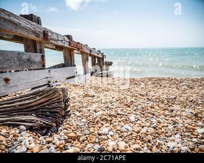 Wellenbrecher, Sussex, England. Ein alter Wellenbrecher an einem Kieselstrand, der ins Meer an der Südküste Englands führt. Stockfoto