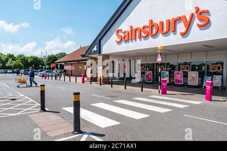 Sainsbury's Supermarket, Eastbourne, England. Der Eingang zu einer Filiale der britischen Supermarktkette, Sainsburys, an einem hellen sonnigen Tag. Stockfoto