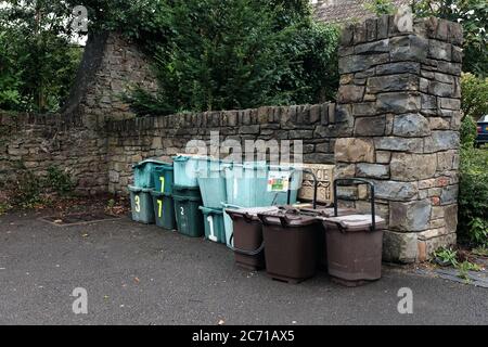 August 2019 - Sammlung von Recycling-Behältern vor einem Wohnblock in Portishead, Somerset, Großbritannien Stockfoto