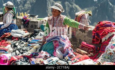 Sacred Valley, Peru - August 2017: Porträt einer nicht identifizierten peruanischen Frau, die auf dem Markt im Sacred Valley, Peru, Kunsthandwerk verkauft Stockfoto