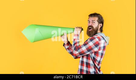 Nicht schweigen. Abstimmen. Drängen Sie die Öffentlichkeit. Haben Sie keine Angst, Ihre Meinung zu äußern. Freier Mann schreit in Megaphon. Schöner Mann, der durch Lautsprecher schreit. Laute Ansage. Stockfoto