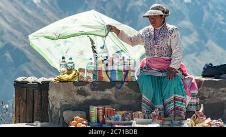 Sacred Valley, Peru - August 2017: Porträt einer nicht identifizierten peruanischen Frau, die auf dem Markt im Sacred Valley, Peru, Kunsthandwerk verkauft Stockfoto