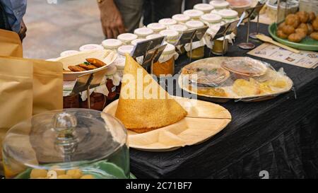 Dosa und andere südindische Lebensmittel auf einem Food Festival Stockfoto