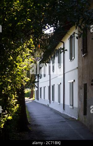 Gorgonzola, Mailand, Lombardei, Italien: canal de Martesana und alte Gebäude entlang der Radweg Stockfoto