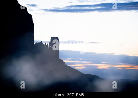 Buttes Silhouetten im Monument Valley. Stockfoto