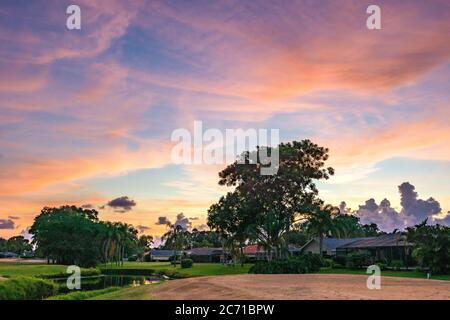 Sarasota, USA, 12.Juli 2020 - Sonnenuntergang über den Meadows Wohngebiet in Sarasota, Florida. Kredit: Enrique Shore/Alamy Stock Foto Stockfoto