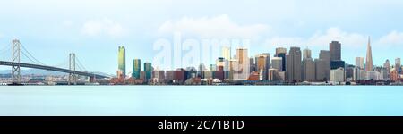 Skyline der Stadt über der Bucht, San Francisco, Kalifornien, USA Stockfoto