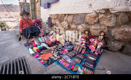 Cusco, Peru - August 2017: Porträt einer nicht identifizierten peruanischen Frau, die Handwerksgegenstände auf dem Markt in Cusco, Peru verkauft Stockfoto