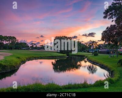 Sarasota, USA, 12.Juli 2020 - Sonnenuntergang über den Meadows Wohngebiet in Sarasota, Florida. Kredit: Enrique Shore/Alamy Stock Foto Stockfoto