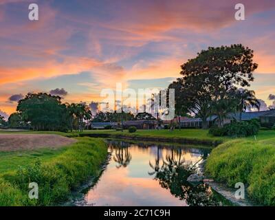 Sarasota, USA, 12.Juli 2020 - Sonnenuntergang über den Meadows Wohngebiet in Sarasota, Florida. Kredit: Enrique Shore/Alamy Stock Foto Stockfoto