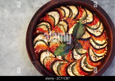 Gebackenes Gemüse Ratatouille. Vegetarische und Diät-Essen. Stockfoto