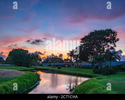 Sarasota, USA, 12.Juli 2020 - Sonnenuntergang über den Meadows Wohngebiet in Sarasota, Florida. Kredit: Enrique Shore/Alamy Stock Foto Stockfoto