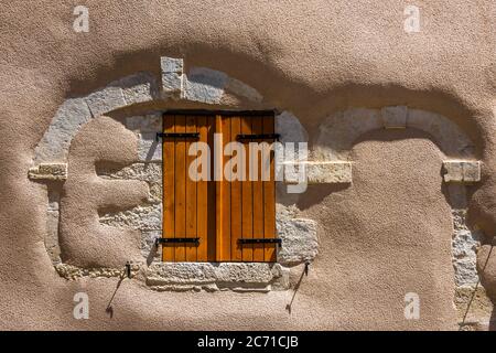 Moderne Fensterläden in alten renovierten Hauswand ersetzt ehemalige Fenster und Tür - Belabre, Indre, Frankreich. Stockfoto