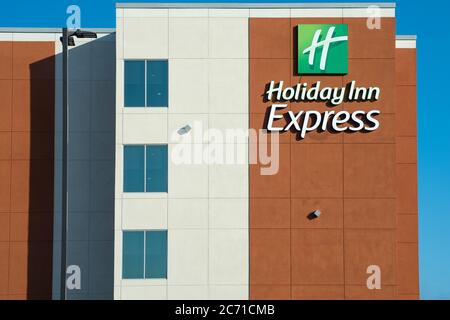 Außenansicht eines Holiday Inn Express-Schildes Stockfoto