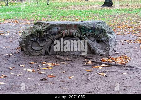 Architektonisches Fragment im Monbijou Park gefunden, während Aushub, um Park zu machen. Mitte, Berlin, Deutschland. Der Monbijou Palast war auf dieser Stelle Stockfoto