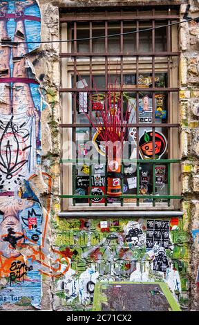 Alte Graffiti-bedeckte Wand & Fenster im Innenhof des Hauses Schwarzenberg in der Rosenthalerstraße 39. Berlin Mitte Stockfoto